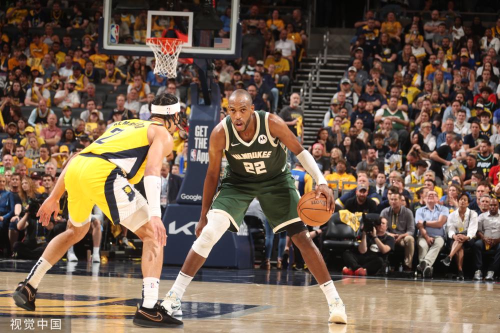 冠军荣耀，西班牙队长莫拉塔赛前展示欧洲杯冠军奖杯